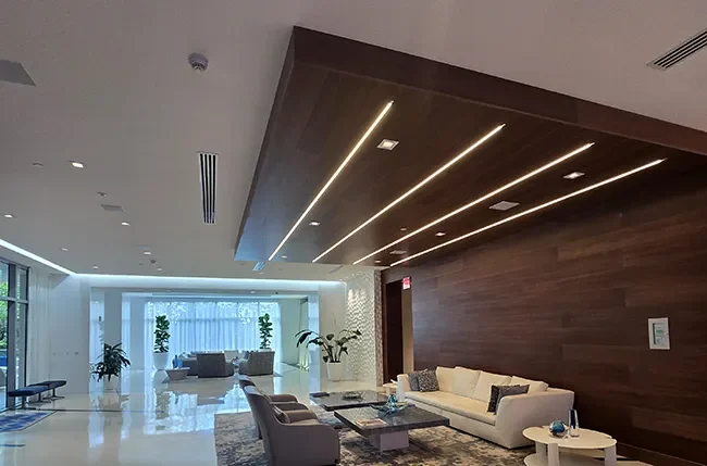 Linear ceiling lighting and recessed fixtures in an Electrical Solution US living room project